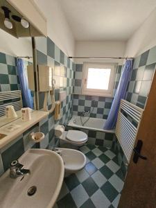 Sarche di CalavinoにあるHotel Idealのバスルーム(洗面台2つ、トイレ2つ付)