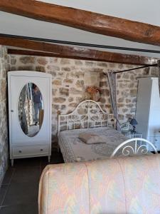 Postel nebo postele na pokoji v ubytování locationseillans var studio violette3e etage