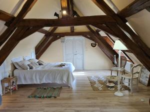 um quarto com uma cama num sótão em Gîte de la Besbre em Saint-Pourçain-sur-Besbre