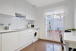 Kuchyňa alebo kuchynka v ubytovaní Amplio piso con terraza + 14 fotografií