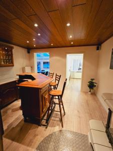 a kitchen with a bar and a table and chairs at B02 Schöne Apartments in Barsinghausen in Barsinghausen