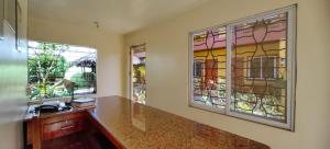 - une cuisine avec un comptoir et 2 fenêtres dans l'établissement OYO 1065 Summer Wind Pension, à Puerto Princesa