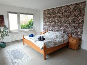 ein Schlafzimmer mit einem Bett, auf dem zwei Stofftiere liegen in der Unterkunft Ediths Haus in Rhauderfehn
