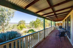 um alpendre coberto com vista para o deserto em Pecan Hill BNB em Toodyay