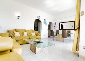 uma sala de estar com um sofá e uma mesa em Skol 439 Spacious and Refurbished Apartment with Sea Views em Marbella