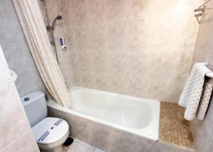 Kúpeľňa v ubytovaní Skol 439 Spacious and Refurbished Apartment with Sea Views