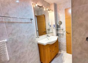 Kúpeľňa v ubytovaní Skol 439 Spacious and Refurbished Apartment with Sea Views
