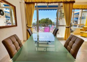 Posedenie v ubytovaní Skol 439 Spacious and Refurbished Apartment with Sea Views
