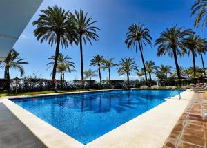 Bazén v ubytovaní Skol 439 Spacious and Refurbished Apartment with Sea Views alebo v jeho blízkosti