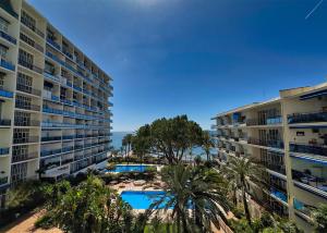 Bazén v ubytovaní Skol 439 Spacious and Refurbished Apartment with Sea Views alebo v jeho blízkosti