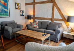 uma sala de estar com um sofá e uma mesa de centro em Brooklyn Penthouse em Copenhague