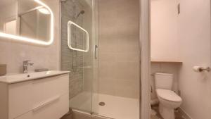 a bathroom with a shower and a toilet and a sink at Appartement confortable et calme à Tours centre in Tours