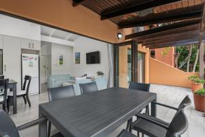 ein Esszimmer mit Tisch und Stühlen in der Unterkunft San Lameer Villa 1908 - 2 Bedroom Classic - 4 pax - San Lameer Rental Agency in Southbroom