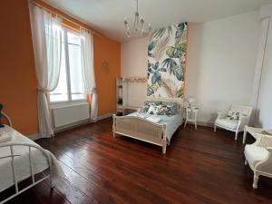 um quarto com uma cama, um sofá e uma janela em Domaine De l'Ourbise 