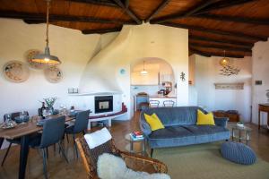 een woonkamer met een blauwe bank en een tafel bij Villa Onda in Valledoria