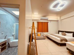 嘉義市にあるXu Xu Homestayのベッドルーム1室(ベッド1台付)、バスルーム1室が備わります。