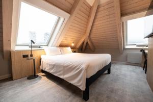 - une chambre avec un grand lit et 2 fenêtres dans l'établissement ibis Chur, à Coire