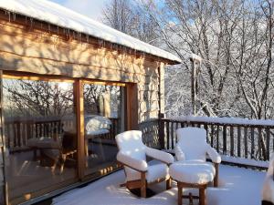 Cabanes du Hérisson, cabanes perchées de standing avec spa v zimě