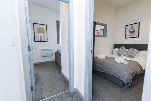 Una cama o camas en una habitación de K Suites - Oak Court