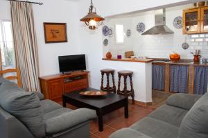 sala de estar con sofá y mesa en Casa rural en Conil de la Frontera - Casa Oeste, en Cádiz
