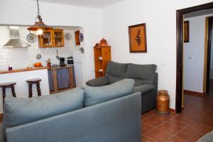 a living room with a couch and a kitchen at Casa rural en Conil de la Frontera - Casa Oeste in Cádiz