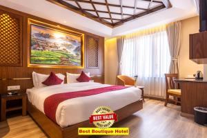una camera d'albergo con un letto e una scrivania di Kailash Boutique Hotel a Kathmandu