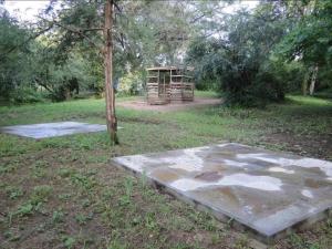 un parque con un árbol y una estructura de madera en Hippo Paradise Lodge and Campsites, en Kariba