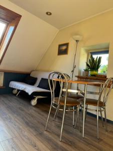 1 dormitorio con mesa, sillas y 1 cama en Danarent Tilto, en Vilna