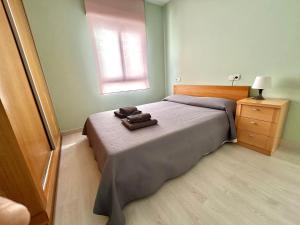 ムルシアにあるBarrio San Miguel Más que apartamentosのベッドルーム1室(ベッド1台、タオル2枚付)