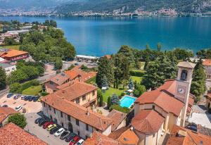 une vue aérienne sur une ville avec un lac dans l'établissement Wirnica, à Garlate