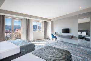 ein Hotelzimmer mit 2 Betten und einem TV in der Unterkunft Hotel Address 9D in Tbilisi City