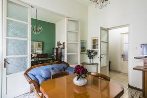 - un salon avec une table et un canapé bleu dans l'établissement Tera & Turi House by Wonderful Italy, à Catane