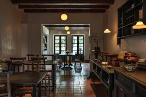 una sala con tavoli e sedie in cucina di Dali Old Town Anyu hotel a Dali Altre 37 foto