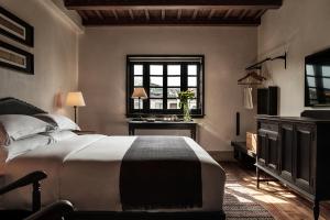 1 dormitorio con cama, escritorio y ventana en Anyu Hotel Dali, en Dali