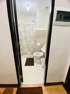 Ένα μπάνιο στο Staycation with Ocean View+Near Malls+Free Pool+Wifi+Netflix