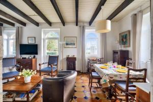 a living room with a dining table and chairs at Adresse d'exception sur l'île Queffen - Loctudy in Loctudy