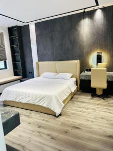 Un pat sau paturi într-o cameră la DELUXE VILLA