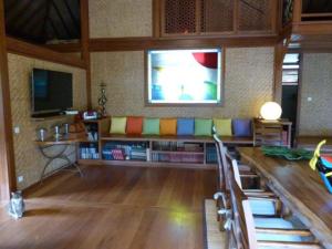 a living room with a couch and a television at Oasis de Tendéa - Bali à Farino in Farino