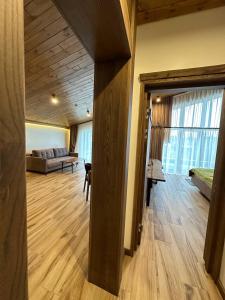 sala de estar con sofá y mesa en Фільварок Кмитів en Kosharishche