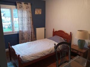 una camera da letto con un letto e una finestra di maison des papillons a Tourville-la-Chapelle