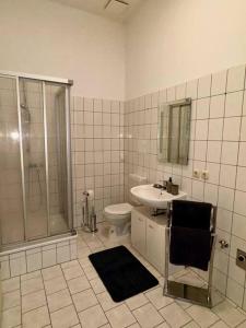 ein Bad mit einer Dusche, einem WC und einem Waschbecken in der Unterkunft Wohnung im Zentrum 1 in Magdeburg