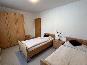 Habitación con 2 camas en una habitación en Workers Castle Apartments für die besten Monteure en Sankt Michael in Obersteiermark