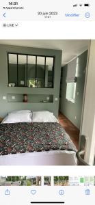 La benjamine في Cany-Barville: غرفة نوم بسرير كبير في غرفة