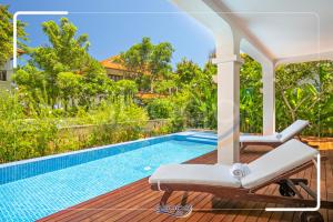 een villa met een zwembad op een houten terras bij Villa Resort Da Nang Abogo in Da Nang