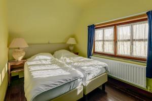 um quarto com uma cama e uma janela em Lucky em Sint-Idesbald