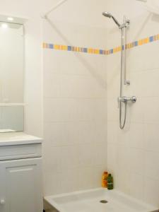 baño blanco con ducha y lavamanos en Joli appartement à Lannion, en Lannion