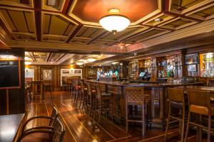 un bar en un pub con muchas sillas en Hotel Ceann Sibeal, en Dingle
