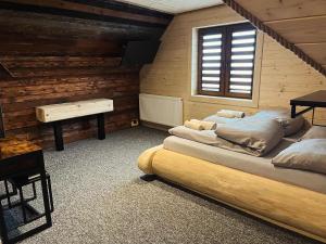 1 dormitorio con 2 camas en una habitación con ventana en Trzy Kopce 
