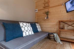 un sofá en una habitación con una pared de madera en Bungalow Oslo en L'Escala