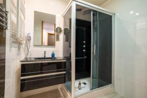 La salle de bains est pourvue d'une douche en verre et d'un lavabo. dans l'établissement Reis de Gaia, à Vila Nova de Gaia